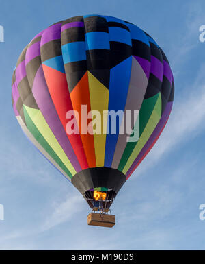 Schöne Hot Air Balloon floating gegen den blauen Himmel Stockfoto