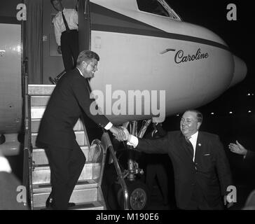 Senator John F. Kennedy verlassen Chicago O'Hare Flughafen, verabschiedet sich von Bürgermeister Ernest Hemingway, 26. September 1960. Die Caroline war ein 1948 Convair CV-240 Flugzeuge von Joseph Kennedy von American Airlines gekauft und war das erste Flugzeug in einem US-Präsidentschaftswahlkampf verwendet. Stockfoto