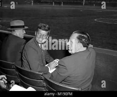 Senator John Kennedy mit Bürgermeister Ernest Hemingway und Kommissar der Baseball Happy Chandler am 2. Spiel der World Series. Chicago, Comiskey Park. Oktober 2, 1959. Dodgers 4-Sox 3. Stockfoto