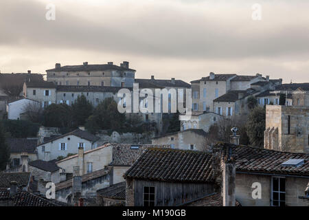 Panorama der mittelalterlichen Stadt von Saint Emilion, Frankreich mit typischen traditionellen südwestlichen (Aquitaine Häuser), der an einem sonnigen Nachmittag. Saint Emili Stockfoto