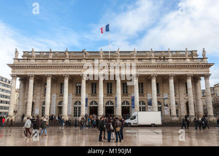 BORDEAUX, Frankreich - 26. Dezember 2017: Grand Théâtre de Bordeaux an einem sonnigen Nachmittag mit einem Französischen Flagge waivin genommen. Das Theater ist die Oper Stockfoto