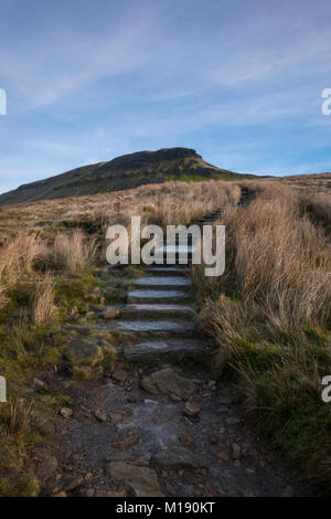 Eisige Schritte auf dem Weg bis auf den Gipfel des Pen-y-Gent in den Yorkshire Dales. Stockfoto