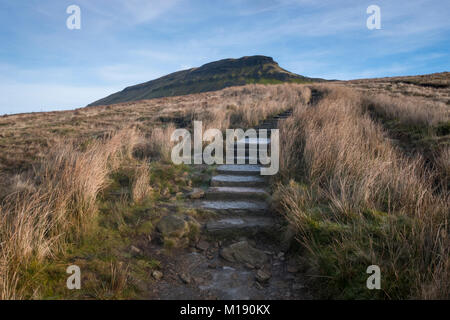 Eisige Schritte auf dem Weg bis auf den Gipfel des Pen-y-Gent in den Yorkshire Dales. Stockfoto