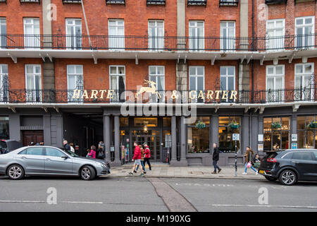 Die Harte und Garter Hotel befindet sich auf der High Street gegenüber von Schloss Windsor. Stockfoto