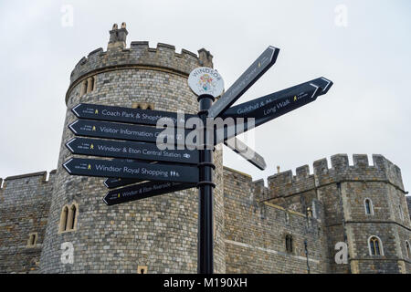 Ein Wegweiser vor Windsor Castle gibt Richtungen für Touristen. Stockfoto