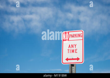 Kein Parkplatz anmelden im Dorf Spekulant Strand im Adirondack Park, NY USA mit einem blauen Himmel im Hintergrund. Stockfoto