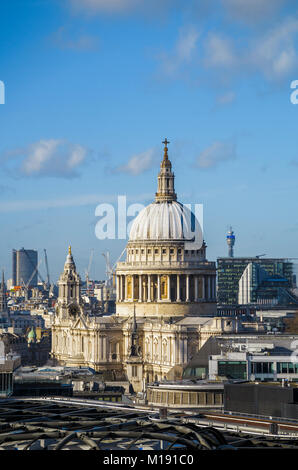 Dachterrasse mit Blick auf die berühmten Kuppel der St. Paul's Kathedrale von Sir Christopher Wren auf die Skyline von London, London, Großbritannien an einem sonnigen Tag mit blauen Himmel Stockfoto