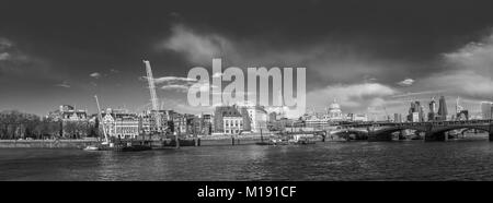 Krane auf die Blackfriars Bridge Vorland am Victoria Embankment, London Die neue Super Kanalisation und eine neue Anlegestelle für Thames Clippers zu konstruieren Stockfoto