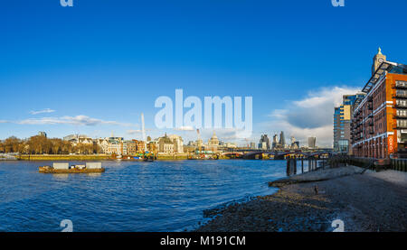 Panoramablick von Oxo Tower Wharf, Blackfriars Bridge, London Wolkenkratzer, St Pauls Cathedral und Victoria Embankment über die Themse. Stockfoto