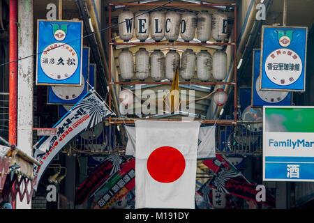 (27. Januar 2018, Osaka, Japan) Tobita Hondori Shotengai (Dobutsuen Mae Shotengai, Dobutsuenmae 1st Avenue) Menschen mit japanischer Flagge Stockfoto