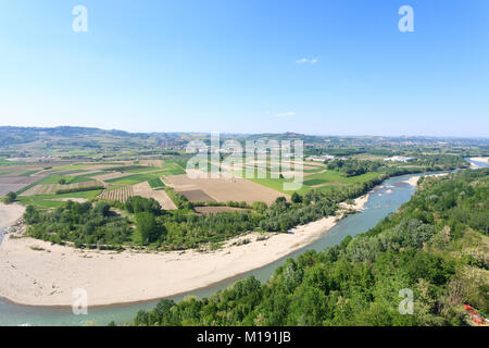 Blick auf den Fluss Tanaro. Weinberge von Langhe Region, Italien Landwirtschaft. UNESCO-Weltkulturerbe Stockfoto