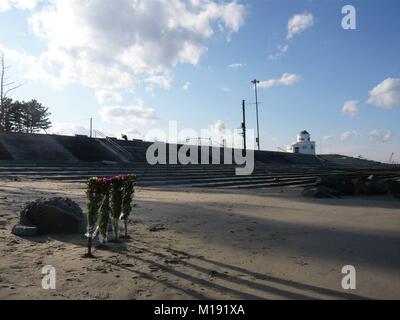 11 März 2014, Soma-city, Fukushima, Japan, im Matsukawaura Strand, Soma, Fukushima, Japan, Blumen und Weihrauch zu gedenken und beten für die Opfer der Katastrophe Tsunami-Earthquake 2011. Stockfoto