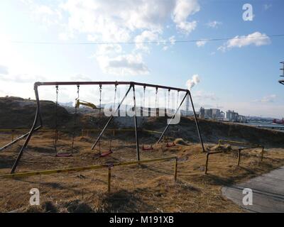 11 März 2014, Soma, Fukushima, Japan, 3 Jahre nach Tohoku Earthquake-Tsunami Katastrophe in Matsukawaura Strand. Swing im Park blieb Rusty und seine Pole gebrochen, wie es gerade vor der Katastrophe war. Stockfoto