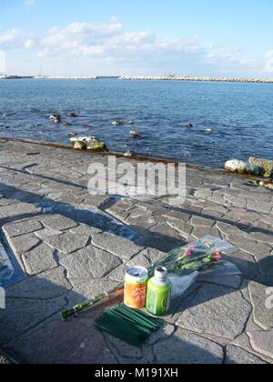 11 März 2014, Soma-city, Fukushima, Japan, im Matsukawaura Strand, Soma, Fukushima, Japan, Blumen und Weihrauch zu gedenken und beten für die Opfer der Katastrophe Tsunami-Earthquake 2011. Stockfoto