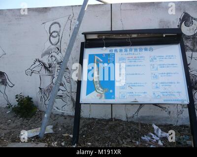 11. März 2014 Soma, Fukushima Japan, Matsukawaura Beacn auf der Memorial Tag der Tohoku Earthquake-Tsunami Katastrophe 2011. Einige wurden noch 3 Jahre nach der Katastrophe/gebrochen Stockfoto