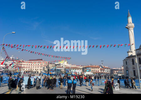 Konya, Türkei - 15 Dezember, 2017; Straße protestieren vor der Sultan Selim Moschee in Konya, Türkei Stockfoto