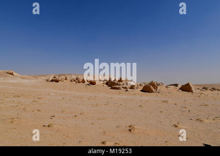 Wüste Landschaft und Landschaft mit Wüstensand und Felsformationen Stockfoto