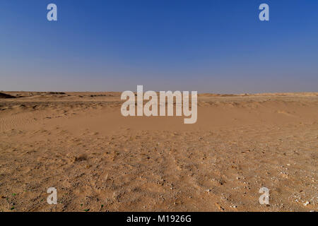 Wüste Landschaft und Landschaft mit Wüstensand und Felsformationen Stockfoto