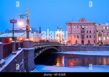 SAINT-Petersburg, Russland - Januar 23, 2018: Die Panteleymonovsky Brücke über Fluss Fontanka. Auf dem Hintergrund ist St. Panteleimon Orthodoxe Kirche Stockfoto