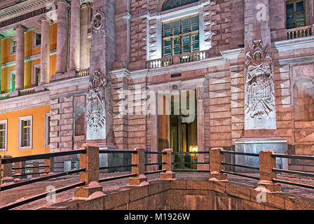 SAINT-Petersburg, Russland - Januar 2, 2018: Nachtansicht der Fassadengestaltung des Heiligen Michael Burg (Michailowski, Ingenieure' Schloss) Stockfoto