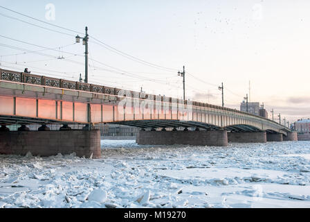 SAINT-Petersburg, Russland - Januar 23, 2018: Menschen auf der Liteyny Brücke über den Fluss Newa im Winter kalt und frostig Tag Stockfoto