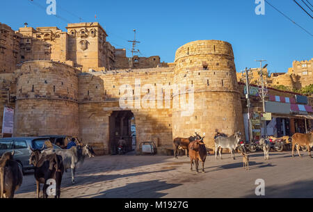 Das historische Fort Jaisalmer Rajasthan Eingangstor. Jaisalmer Fort ist ein UNESCO-Weltkulturerbe. Stockfoto