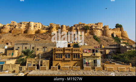 Blick auf die Festung Jaisalmer Rajasthan, bekannt als das Goldene Fort aus gelbem Kalkstein mit City scape Stockfoto