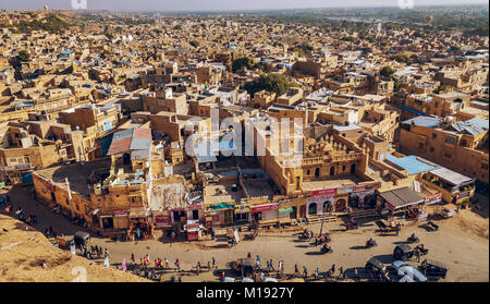 Panoramablick Luftaufnahme der indischen Stadt Jaisalmer Rajasthan wie von Jaisalmer Fort gesehen. Stockfoto