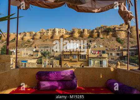 Jaisalmer Fort, Rajasthan, bekannt als das Goldene Fort aus gelbem Kalkstein mit City scape ab Hotel auf dem Dach gesehen Stockfoto