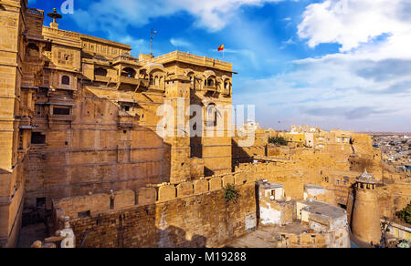 Jaisalmer Fort, auch als das Goldene Fort bekannt aus gelbem Kalkstein ist ein UNESCO Weltkulturerbe in Rajasthan, Indien. Stockfoto