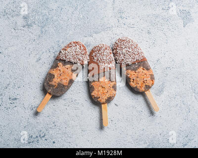 Chia Popsicle mit rohen Karotten Kuchen und Schokolade Stockfoto