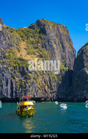 Phi Phi Island Krabi Thailand Januar 28, 2016 steilen Klippen stürzen Hunderte Meter ins Meer auf Koh Phi Phi Lee. Stockfoto