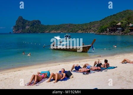 Phi Phi Island Krabi Thailand Januar 28, 2016 Touristen die Sonne bei Loh Dalum Strand genießen, auf Koh Phi Phi Don Stockfoto