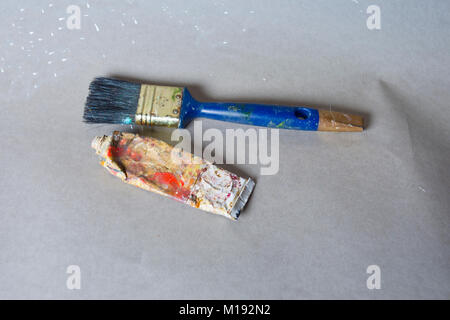 Pinsel und Farbe Rohr Stockfoto