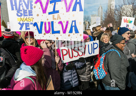 Chicago, IL - Januar 20, 2018 - März der Frauen zusammen brachte Menschen protestieren gegen Ungleichheit in verschiedenen sozialen Fragen. Stockfoto