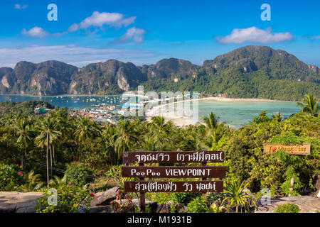 Phi Phi Island Krabi Thailand Januar 29, 2016 Schöner Panoramablick auf Tonsai Village, Ao-tonsai, Ao Dalum, und die Berge von Koh Phi Phi Don Stockfoto