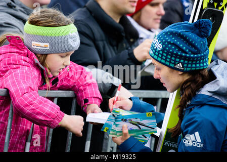 Ljubno, Slowenien. 28 Jan, 2018. Maja Vtic Sloweniens mit Fans bei der LJUBNO FIS Skisprung Weltcup Wettbewerb in Ljubno, Slowenien am 28. Januar 2018. Credit: Rok Rakun/Pacific Press/Alamy leben Nachrichten Stockfoto