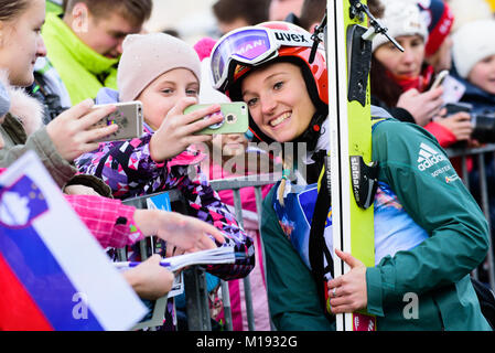 Ljubno, Slowenien. 28 Jan, 2018. Katharina Althaus von Deutschland mit Fans bei der LJUBNO FIS Skisprung Weltcup Wettbewerb in Ljubno, Slowenien am 28. Januar 2018. Credit: Rok Rakun/Pacific Press/Alamy leben Nachrichten Stockfoto