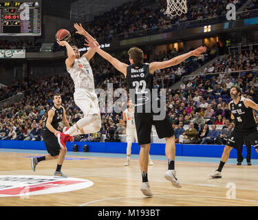 Luka Doncic (L) während Real Madrid Sieg über RetaBet Bilbao Warenkorb (95-65) in Liga Endesa regular season Spiel (Tag 18) in Madrid feierten an Wizink Center. 28. Januar 2018. (Foto von Juan Carlos García Mate/Pacific Press) Stockfoto