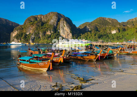 Phi Phi Island Krabi Thailand Januar 30, 2016 Traditionelle Longtail Boote am Strand von Ao-tonsai, auf Koh Phi Phi Don. Stockfoto