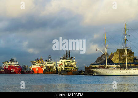 Touristische Kreuzfahrt Yachtcharter Statsraad Lehmkuhl & Nordsee Schiffe, die Festung Bergenhus, vagen Hafen. Bergen, Hordaland, Norwegen Stockfoto