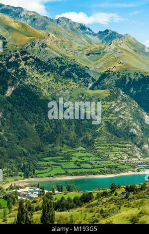 See Lanuza resevoir im malerischen Oberen Tena Tal der aragonesischen Pyrenäen. Lanuza; Sallent de Gallego, Provinz Huesca, Spanien Stockfoto