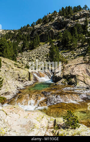 Rio Caldares Wasserfällen und Pools vom Wanderweg im Granit Landschaft nördlich von Banos de Panticosa. Panticosa, Pyrenäen, Provinz Huesca, Spanien Stockfoto