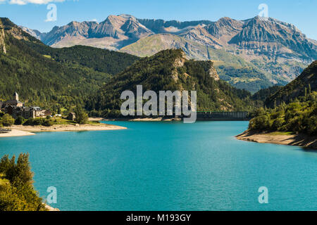 Lanuza Dorf- & resevoir gleichen Namens, mit dem das Muttertier und Tendenera Berge, Tena Tal. Sallent de Gallego, Pyrenäen, Provinz Huesca, Spanien Stockfoto