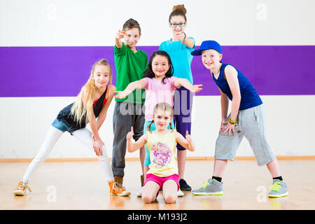 Kinder zug Zumba Fitness in Tanzschule Stockfoto