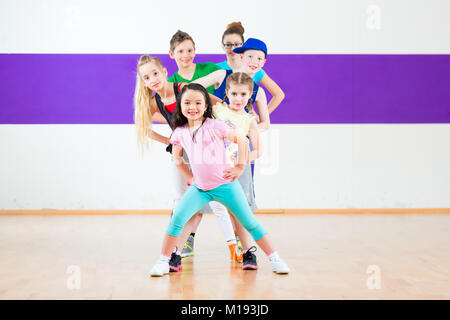 Kinder zug Zumba Fitness in Tanzschule Stockfoto