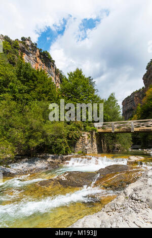 Brücke über den Rio Bellos Fluss in engen Kalkstein Anisclo Canyon Nationalpark Ordesa. Anisclo; Pyrenäen Huesca, Aragón, Spanien Stockfoto