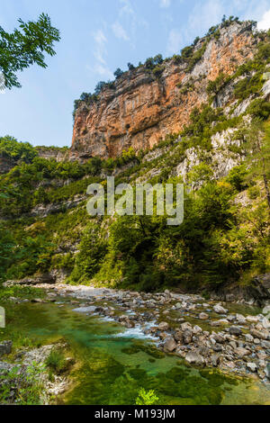 Mauern aus Kalkstein in den engen Anisclo Canyon, Rio Bellos Fluss, Ordesa Nationalpark; Anisclo; Pyrenäen Huesca, Aragón, Spanien Stockfoto