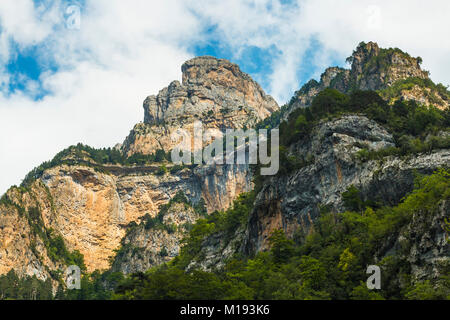 Höhepunkt in den Kalkstein Sestrales massiv über den Anisclo Canyon, Ordesa Nationalpark; Anisclo; Pyrenäen Huesca, Aragón, Spanien Stockfoto