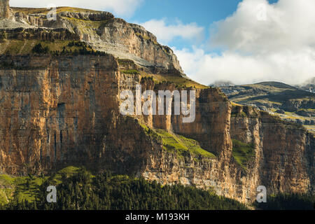 Schiere Canyon Wände aus Kalkstein auf der Nordseite der schönen Ordesa Tal. Nationalpark Ordesa; Pyrenäen Aragon, Spanien Stockfoto